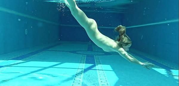  Hot US blondie Lindsey Cruz swims naked in the pool